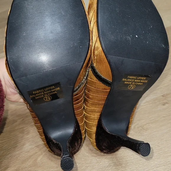 Gold satiny fabric pump - Picture 7 of 7